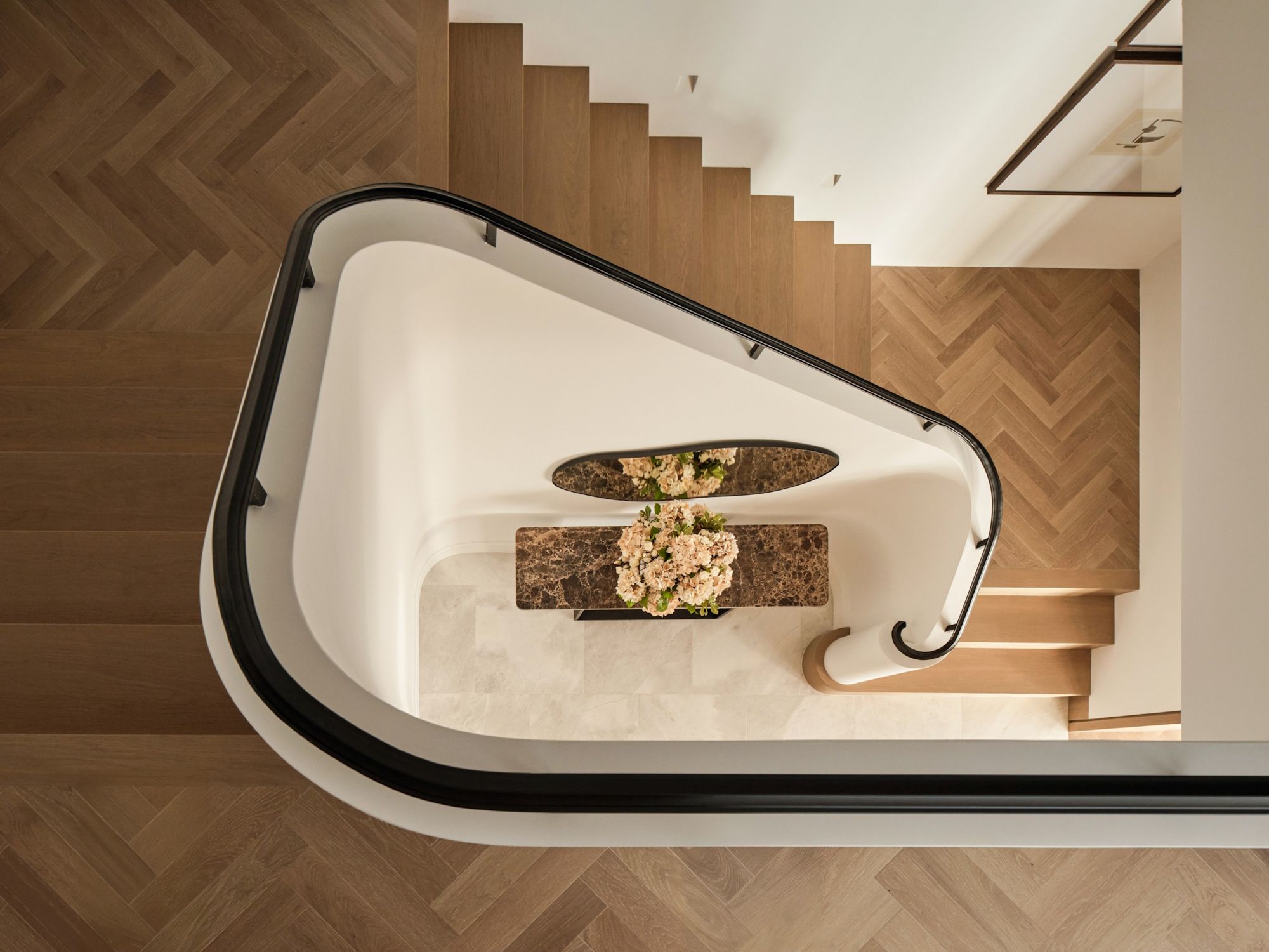 Curved staircase between the two floors